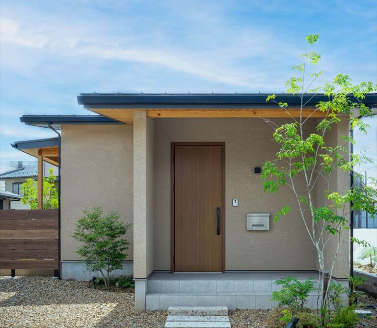 おしゃれで大きな平屋(40坪前後〜50坪)の間取り・外観実例、固定資産税等も解説 福井の高性能注文住宅を建てる工務店ノーク・ホームズ おしゃれで大きな平屋(40坪前後〜50坪)の間取り・外観実例、固定資産税等も解説 福井の高性能注文住宅を建てる工務店ノーク・ホームズ