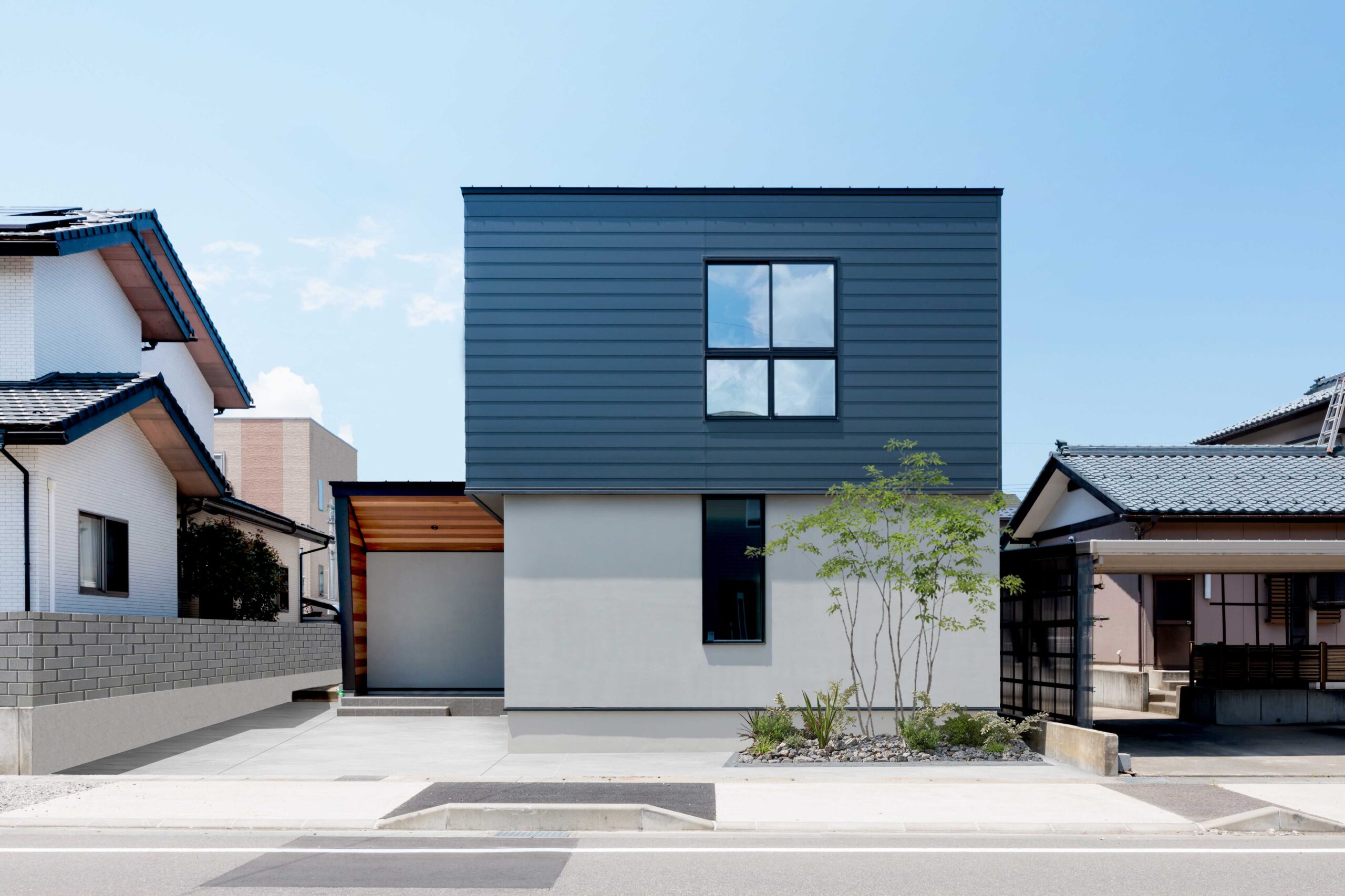 3色以内にまとめたシンプルな家の外観