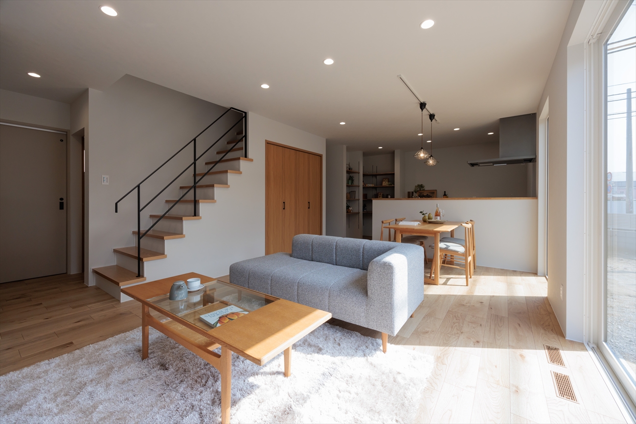 【内装】リビング階段を取り入れたおしゃれな2階建て