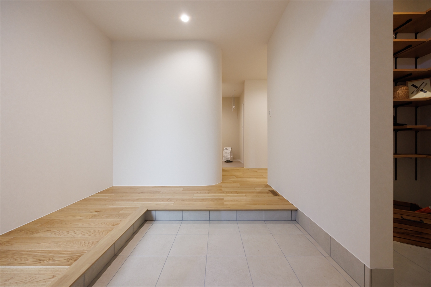 家族が自然と集まる、もうひとつのリビング“テラス”のある1.5階建て｜福井県越前市注文住宅