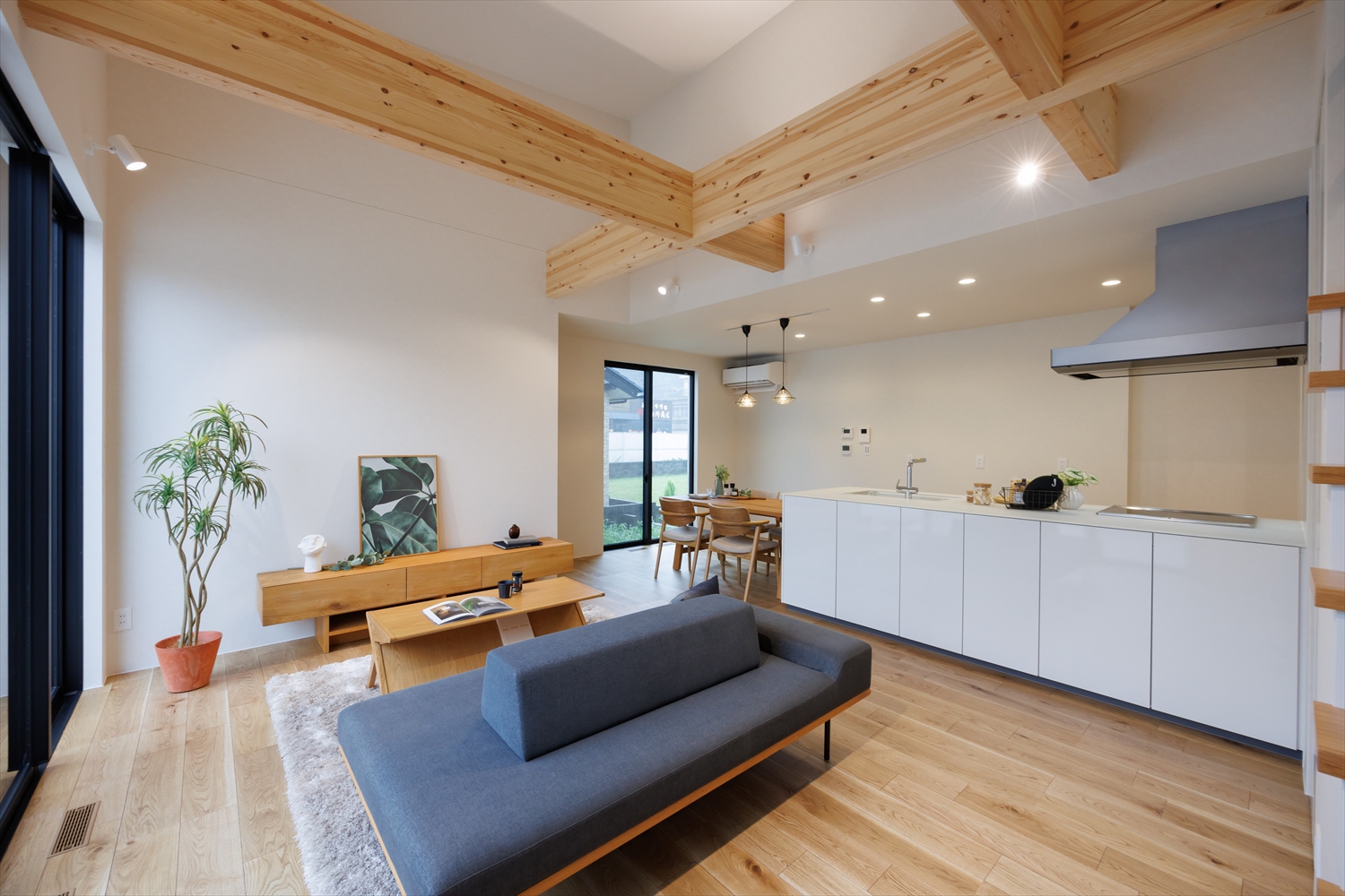 家族が自然と集まる、もうひとつのリビング“テラス”のある1.5階建て｜福井県越前市注文住宅