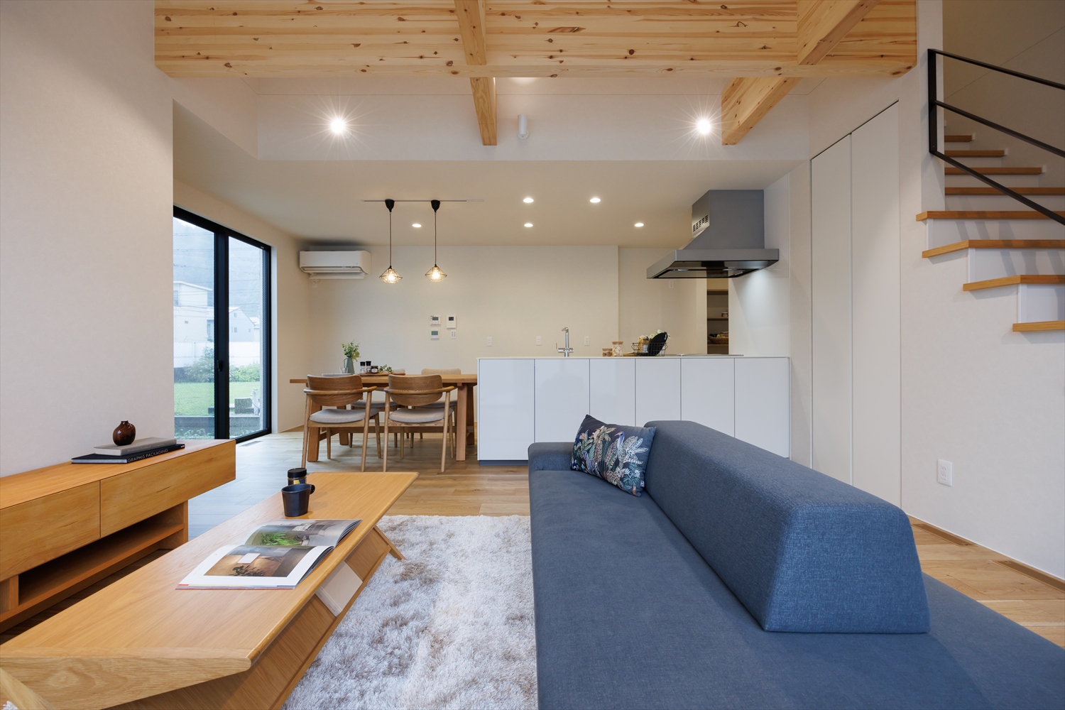 家族が自然と集まる、もうひとつのリビング“テラス”のある1.5階建て｜福井県越前市注文住宅