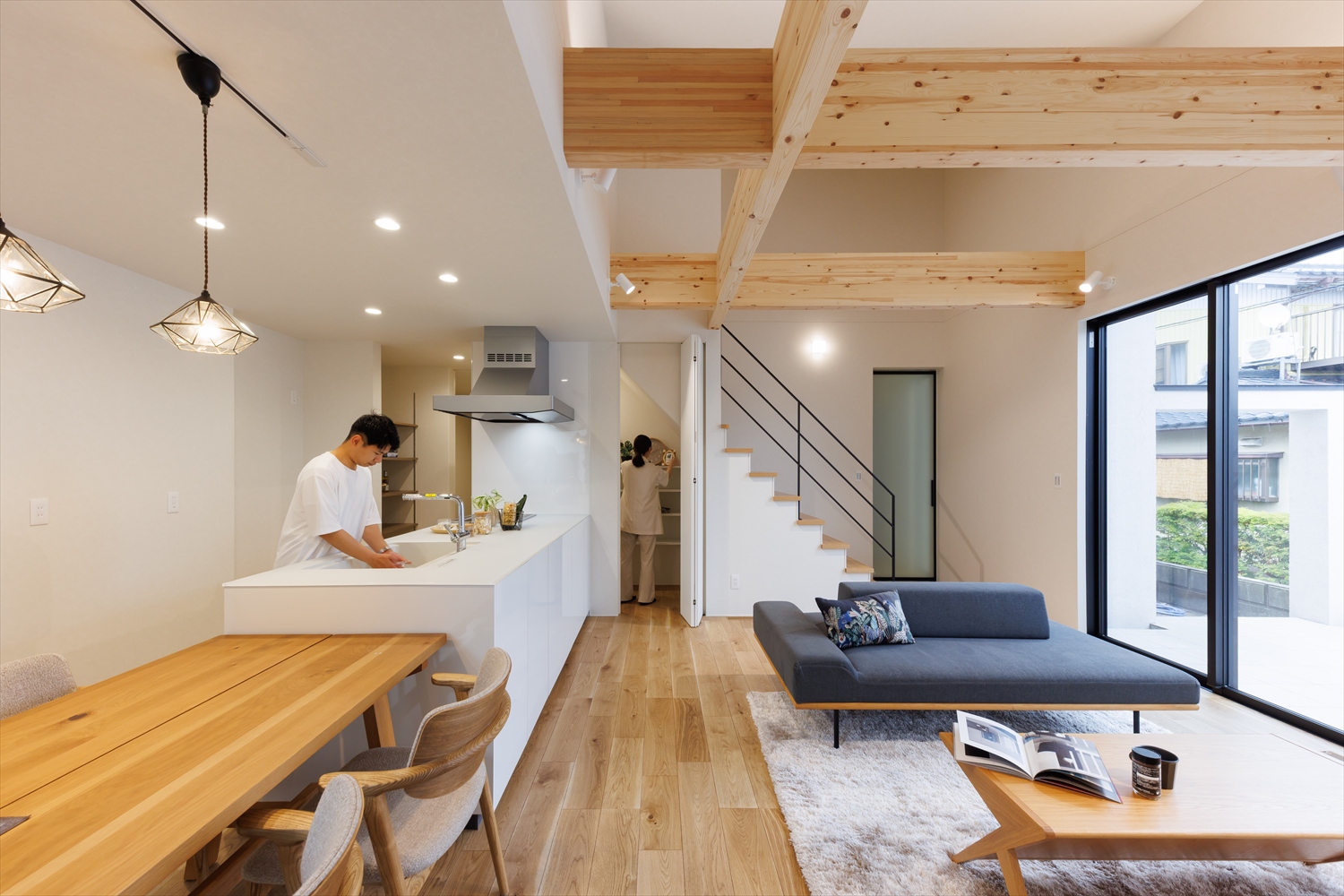 家族が自然と集まる、もうひとつのリビング“テラス”のある1.5階建て｜福井県越前市注文住宅