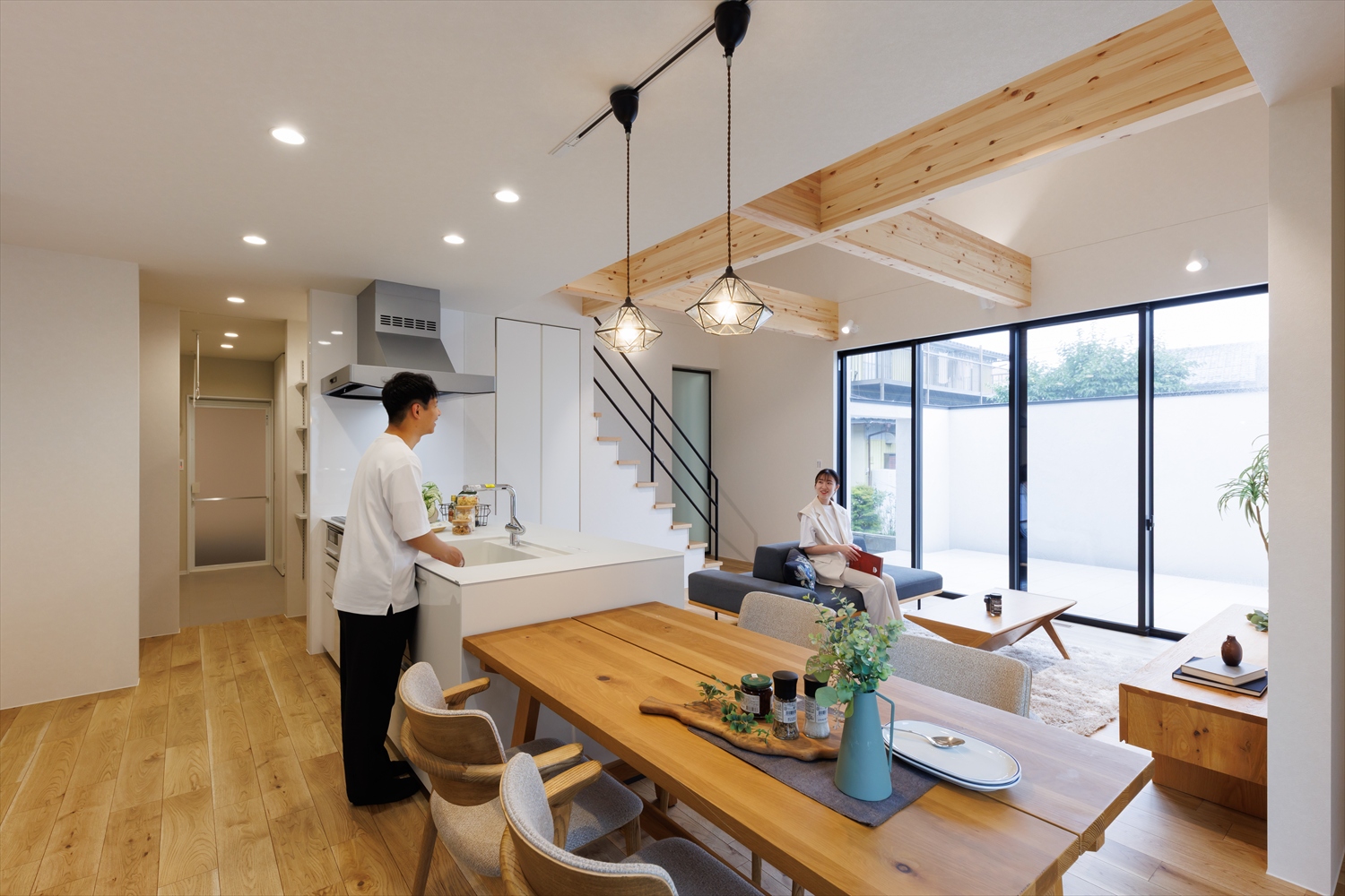 家族が自然と集まる、もうひとつのリビング“テラス”のある1.5階建て｜福井県越前市注文住宅