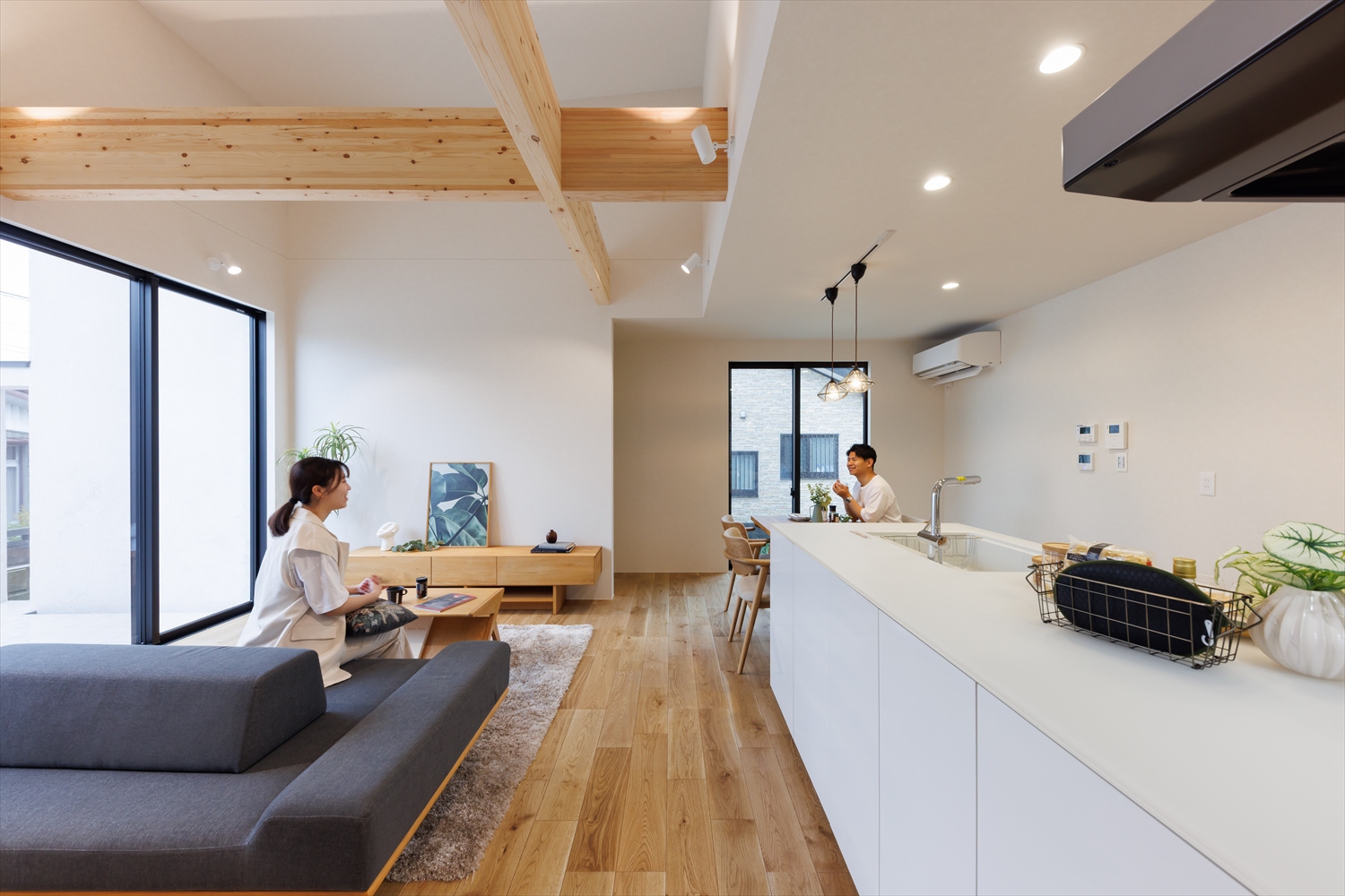 家族が自然と集まる、もうひとつのリビング“テラス”のある1.5階建て｜福井県越前市注文住宅