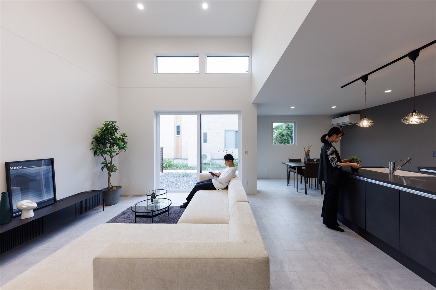 ホテルライクな上質リビングで、非日常を日常に。｜福井県坂井市注文住宅