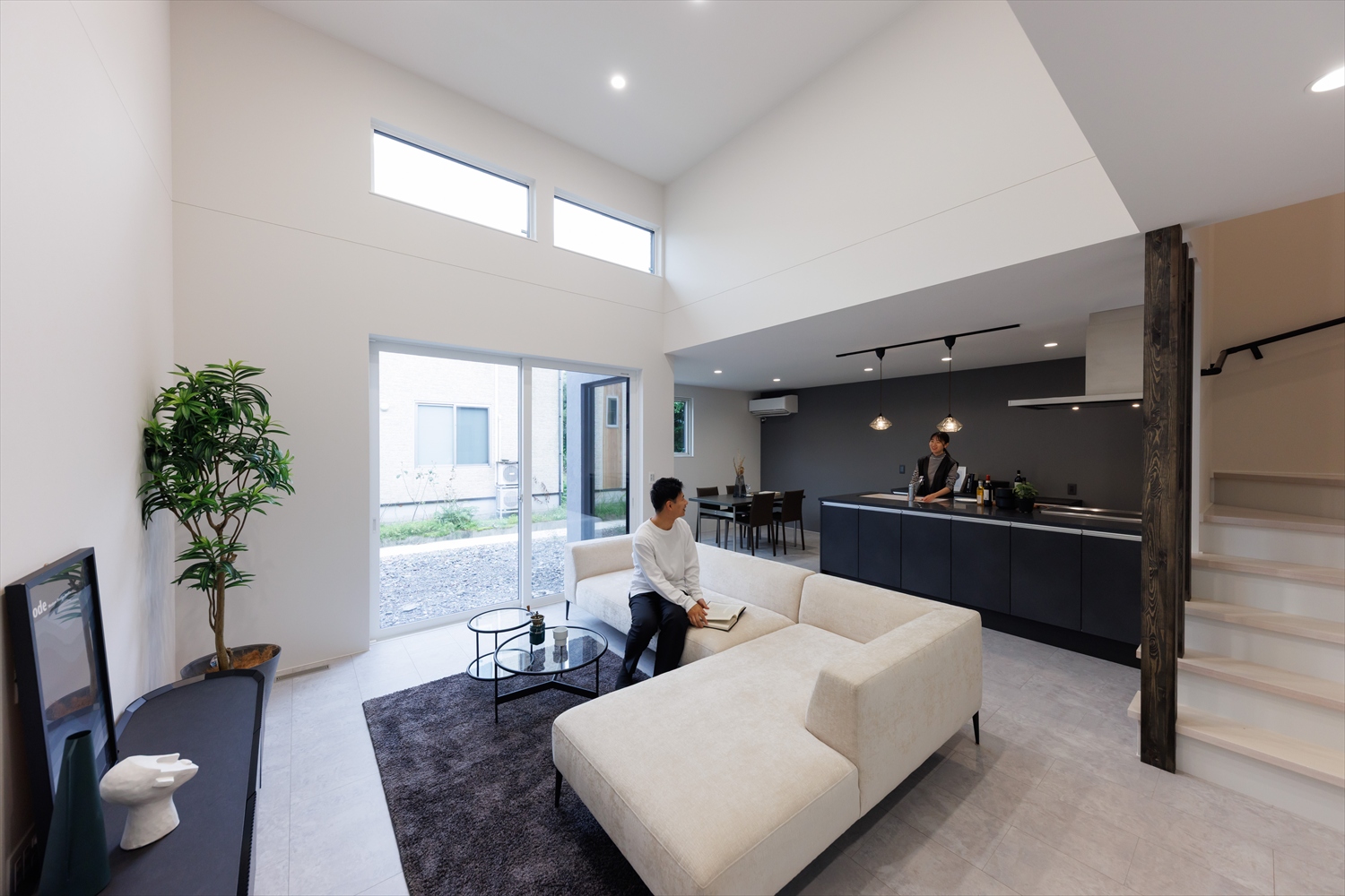 ホテルライクな上質リビングで、非日常を日常に。｜福井県坂井市注文住宅