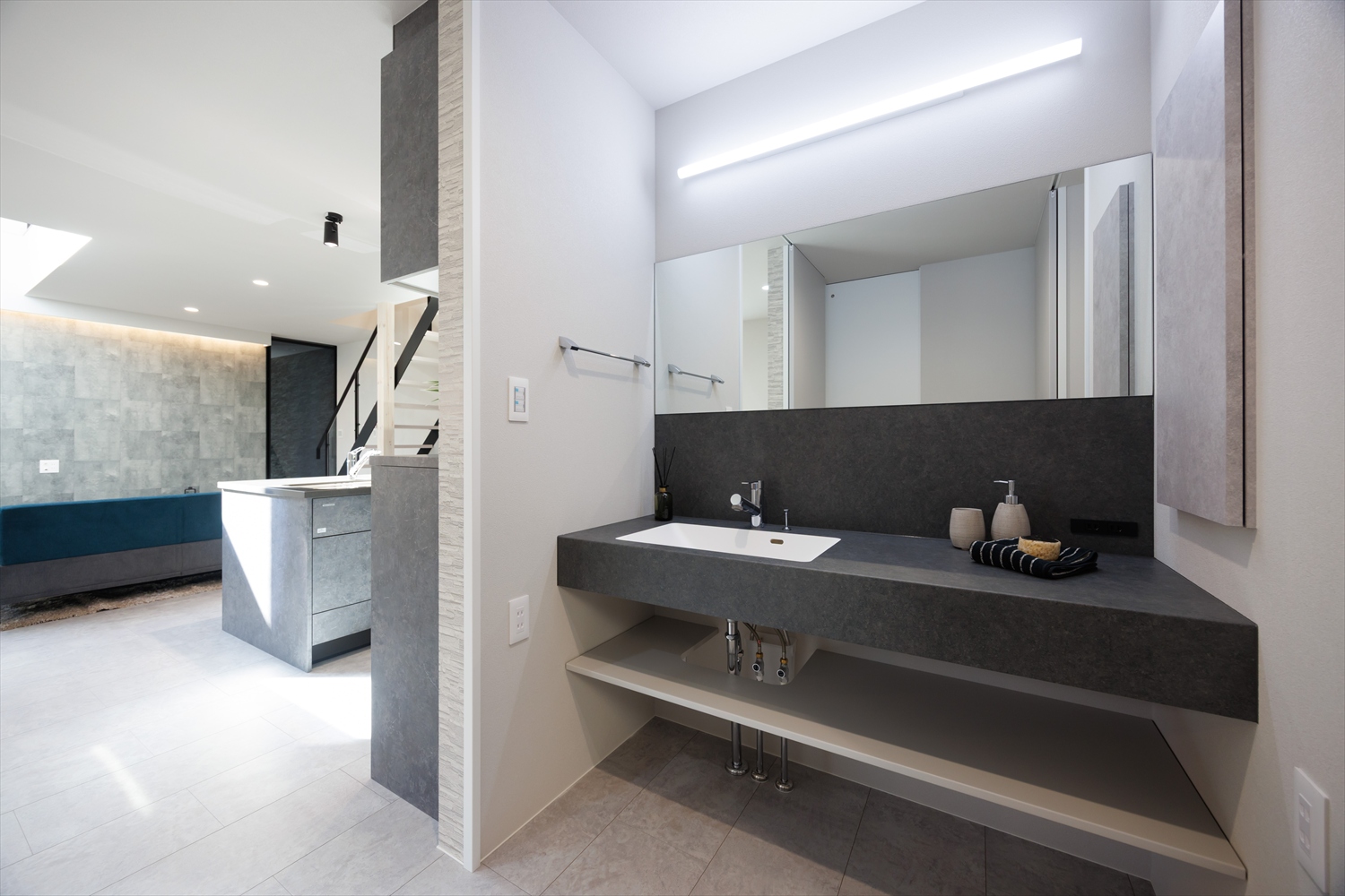 奥行きをデザインする。細長い土地に叶えた上質空間｜福井県あわら市注文住宅