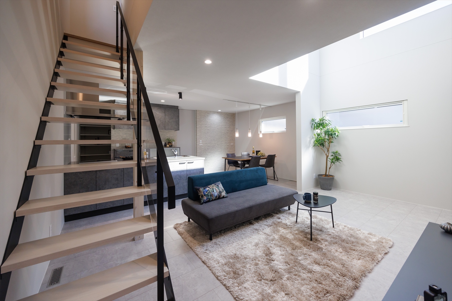 奥行きをデザインする。細長い土地に叶えた上質空間｜福井県あわら市注文住宅