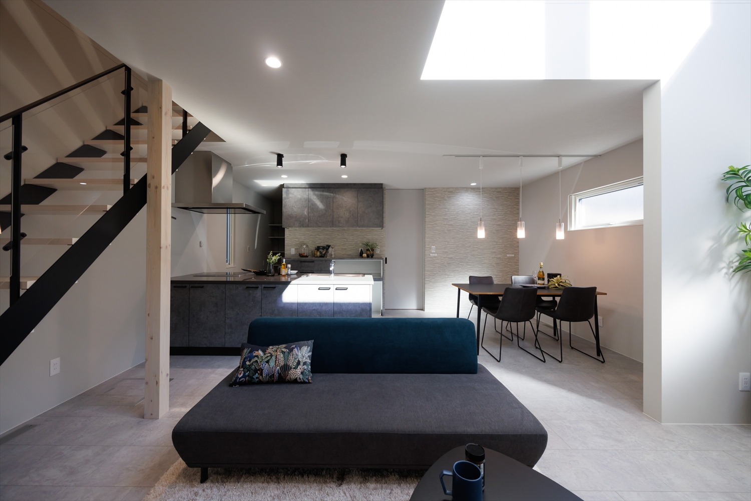 奥行きをデザインする。細長い土地に叶えた上質空間｜福井県あわら市注文住宅