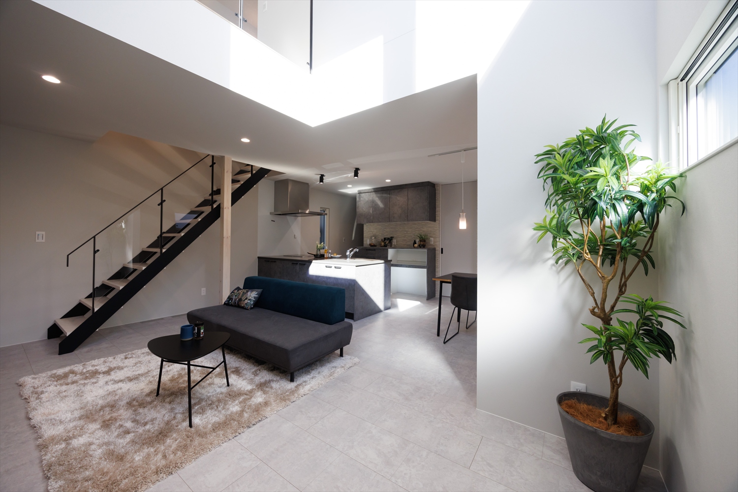 奥行きをデザインする。細長い土地に叶えた上質空間｜福井県あわら市注文住宅