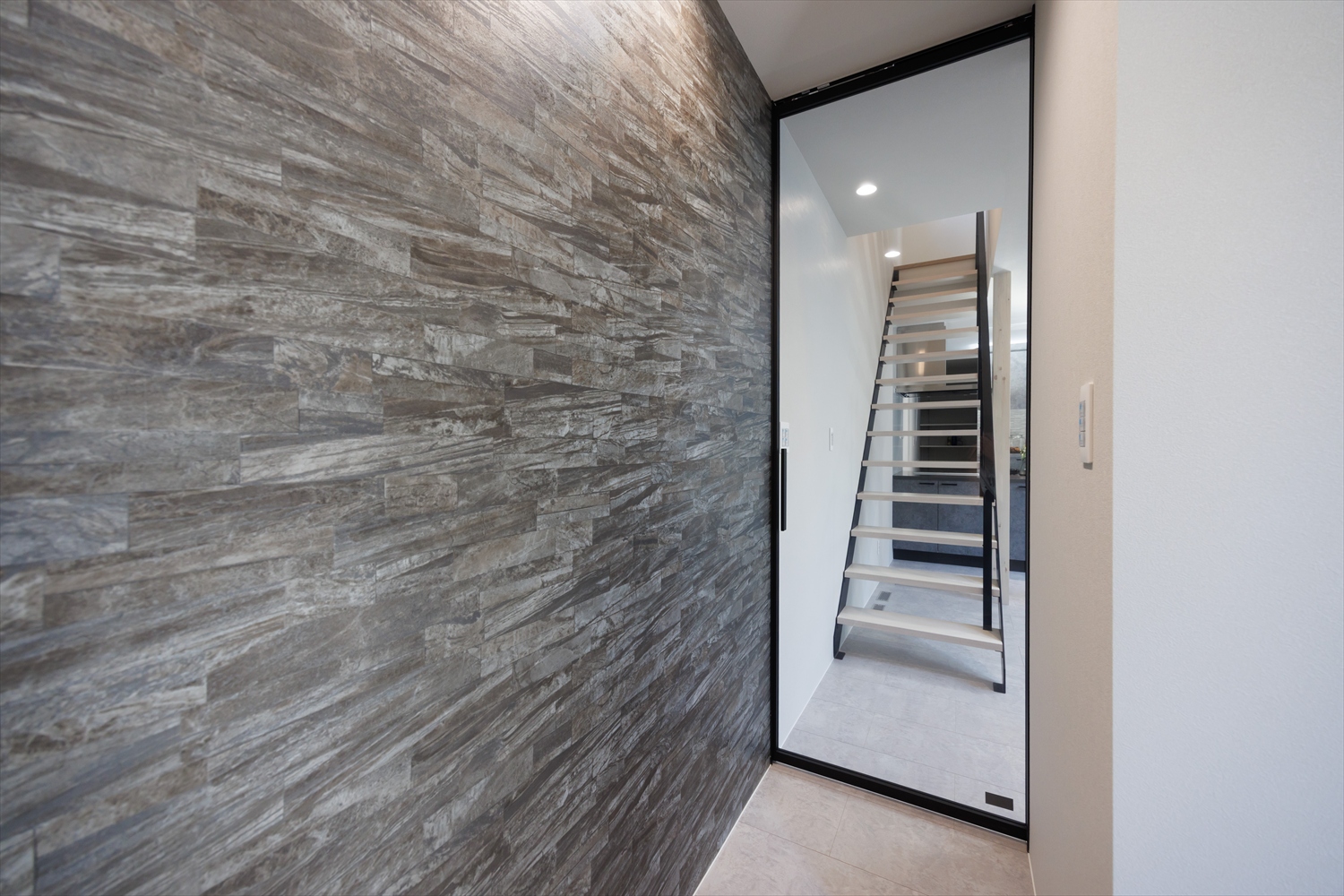 奥行きをデザインする。細長い土地に叶えた上質空間｜福井県あわら市注文住宅