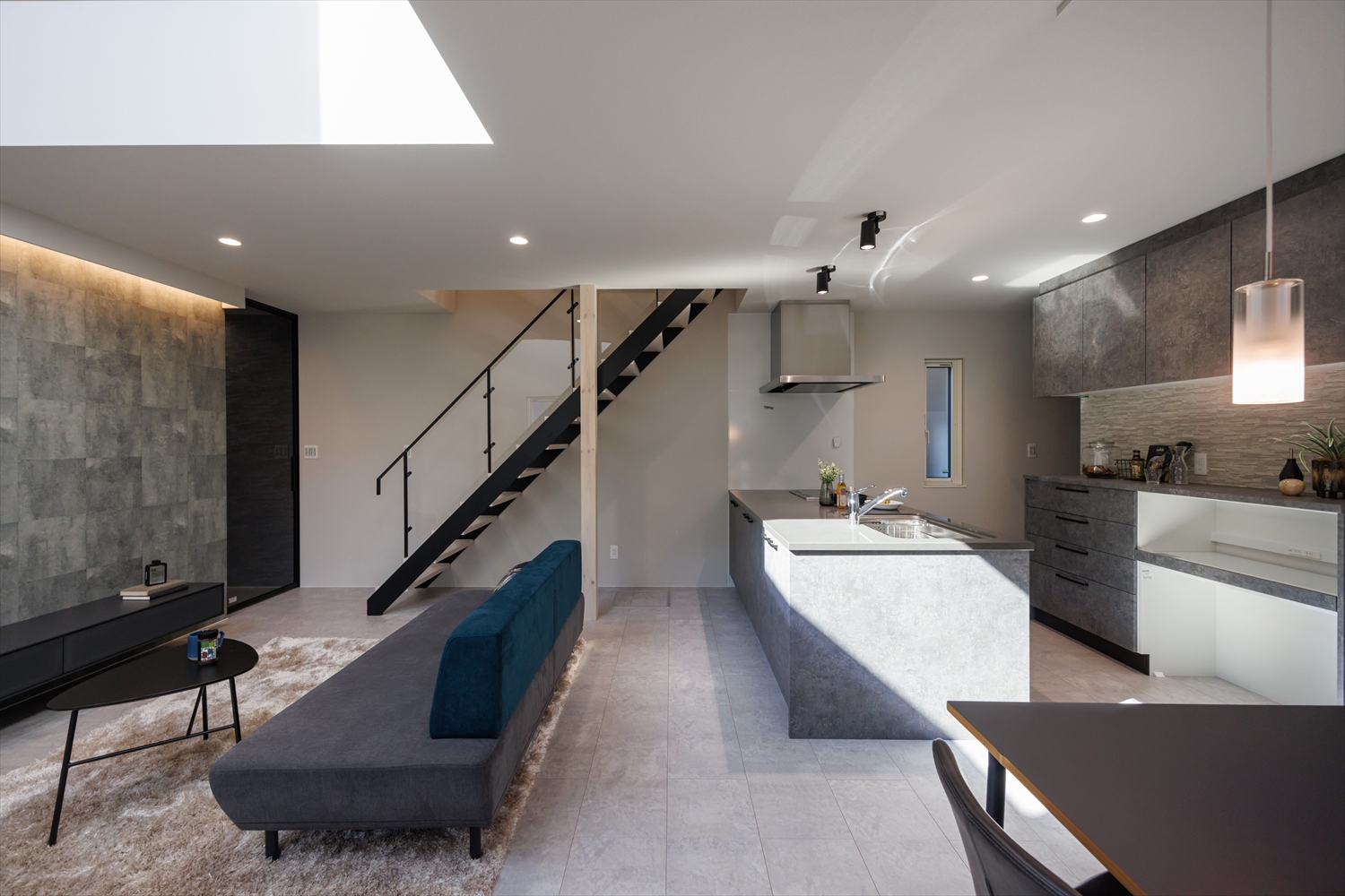 奥行きをデザインする。細長い土地に叶えた上質空間｜福井県あわら市注文住宅