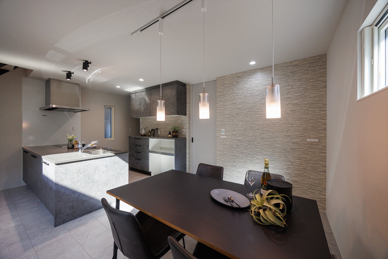 奥行きをデザインする。細長い土地に叶えた上質空間｜福井県あわら市注文住宅