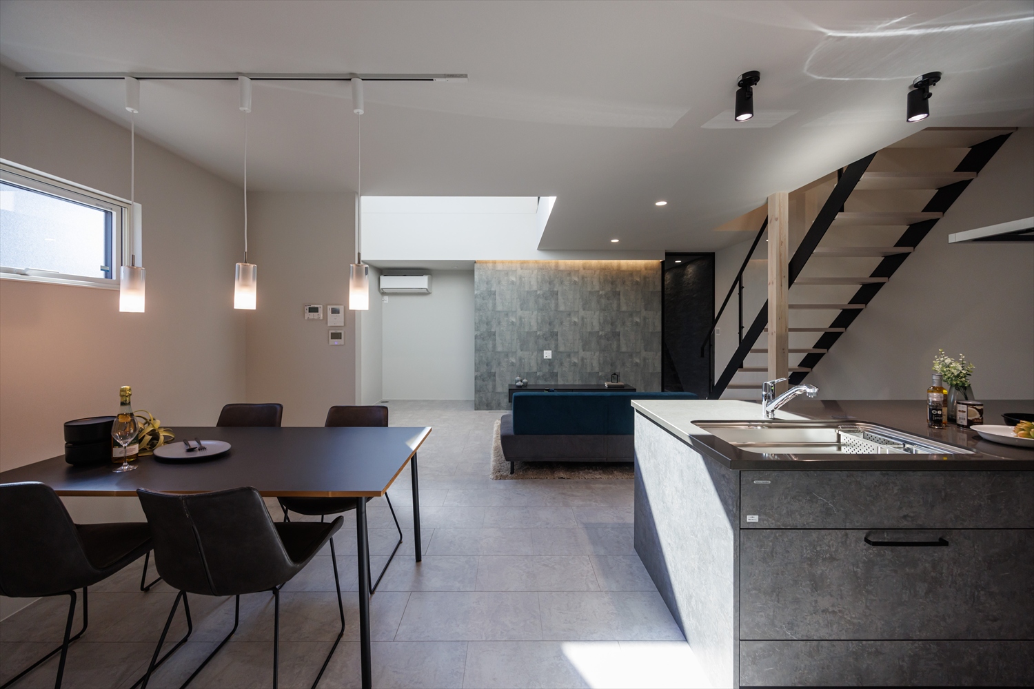 奥行きをデザインする。細長い土地に叶えた上質空間｜福井県あわら市注文住宅