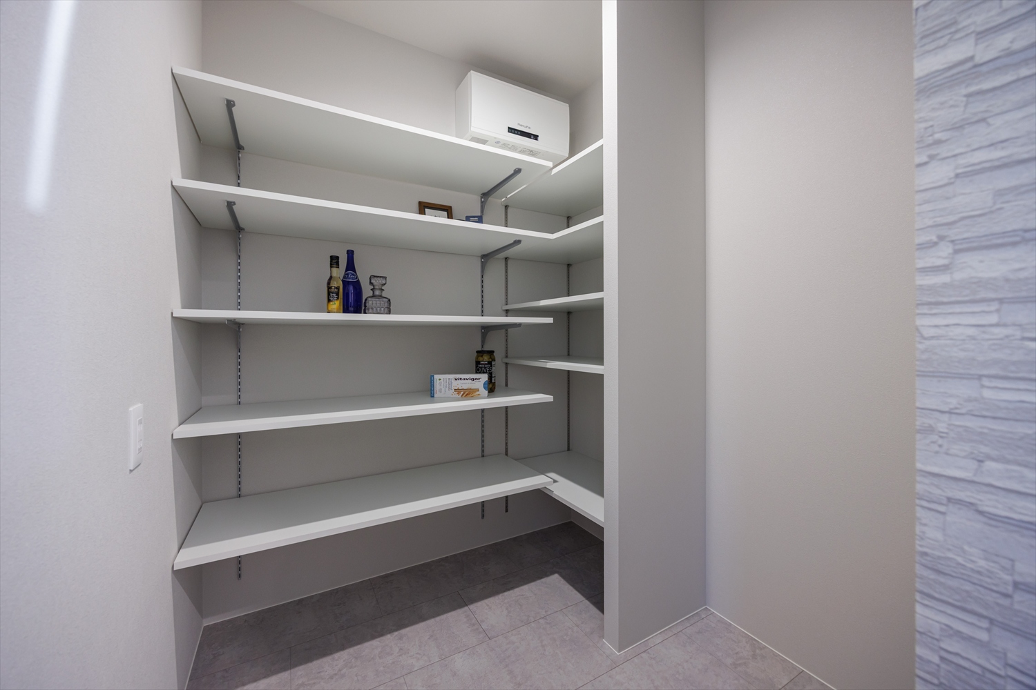 奥行きをデザインする。細長い土地に叶えた上質空間｜福井県あわら市注文住宅