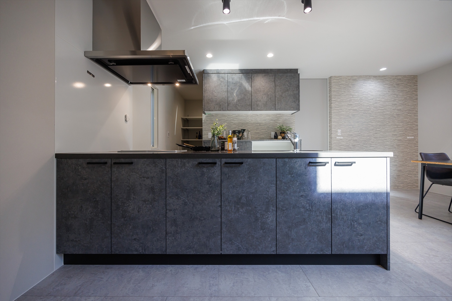 奥行きをデザインする。細長い土地に叶えた上質空間｜福井県あわら市注文住宅