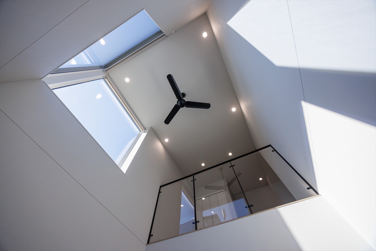 奥行きをデザインする。細長い土地に叶えた上質空間｜福井県あわら市注文住宅