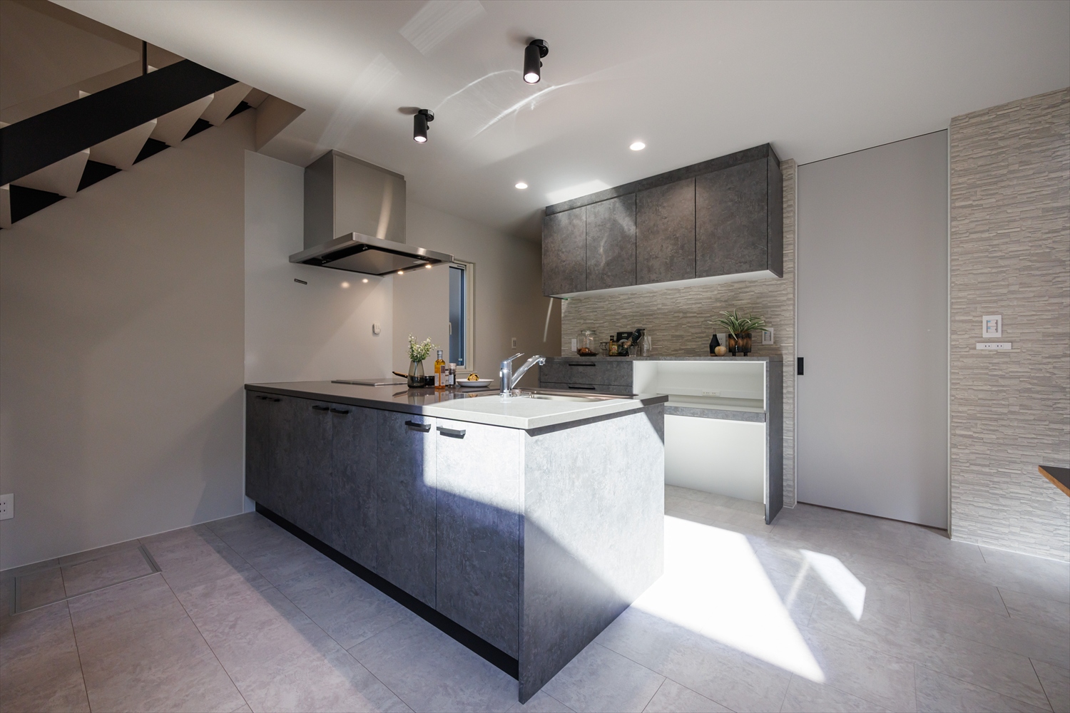 奥行きをデザインする。細長い土地に叶えた上質空間｜福井県あわら市注文住宅