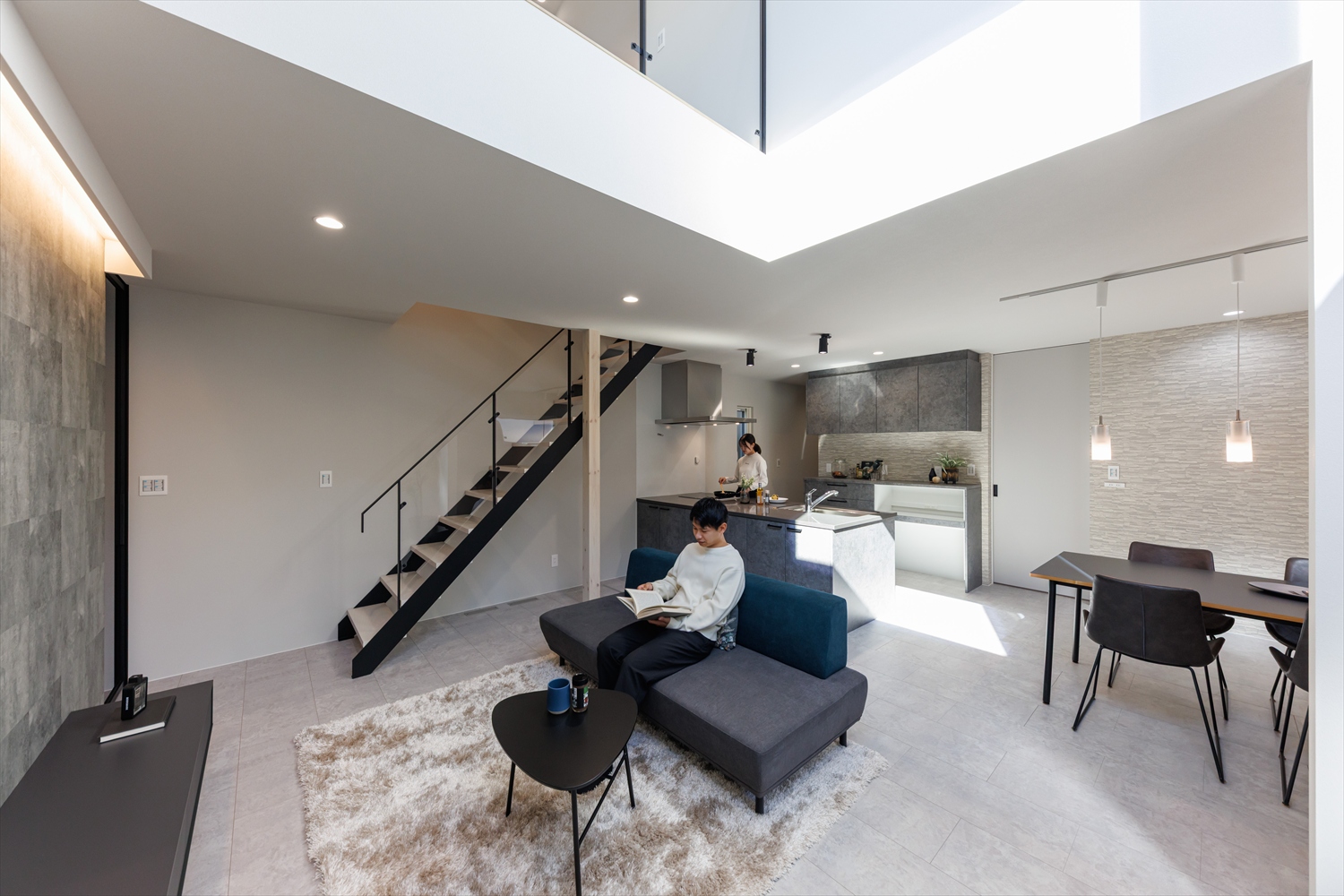 奥行きをデザインする。細長い土地に叶えた上質空間｜福井県あわら市注文住宅