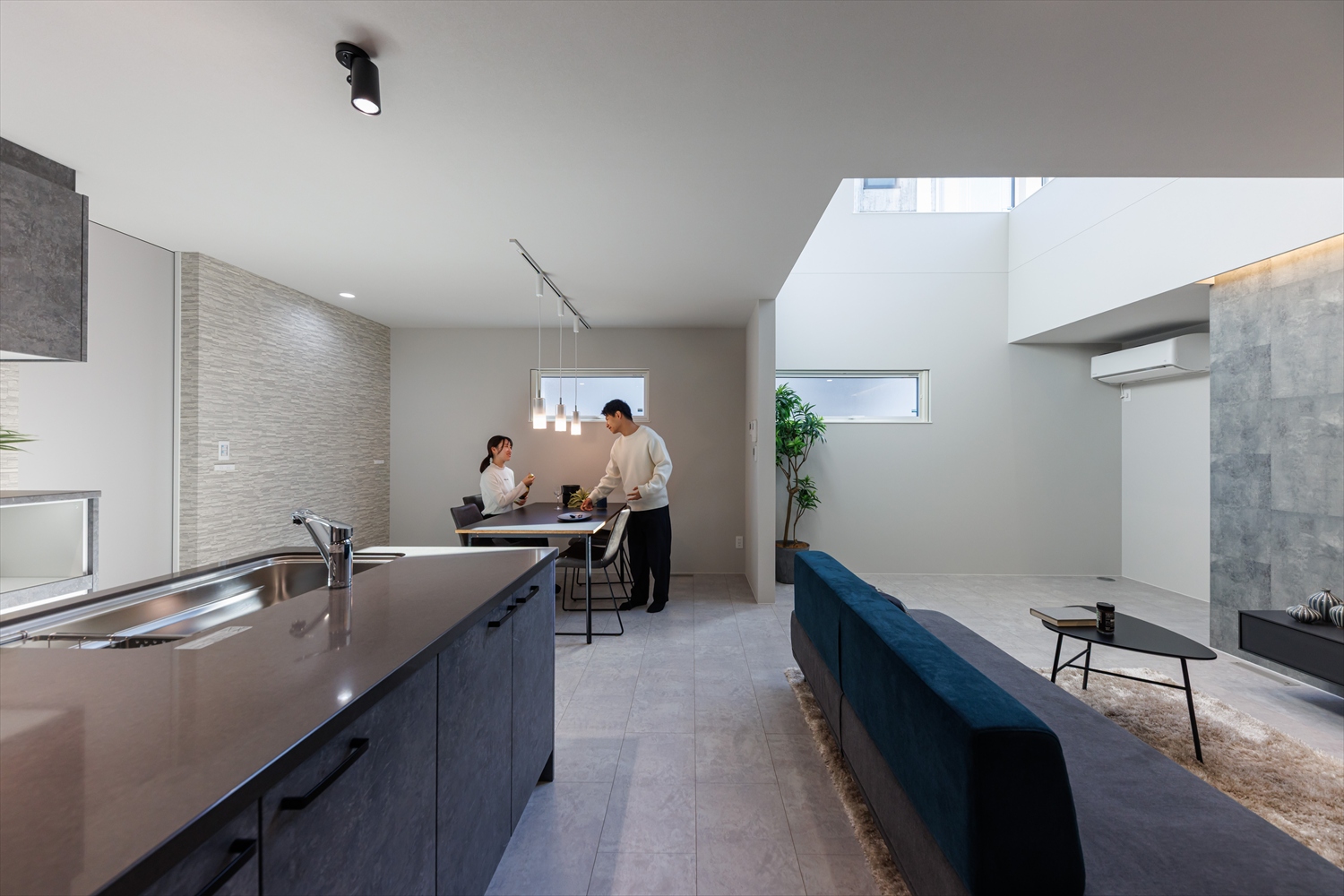 奥行きをデザインする。細長い土地に叶えた上質空間｜福井県あわら市注文住宅