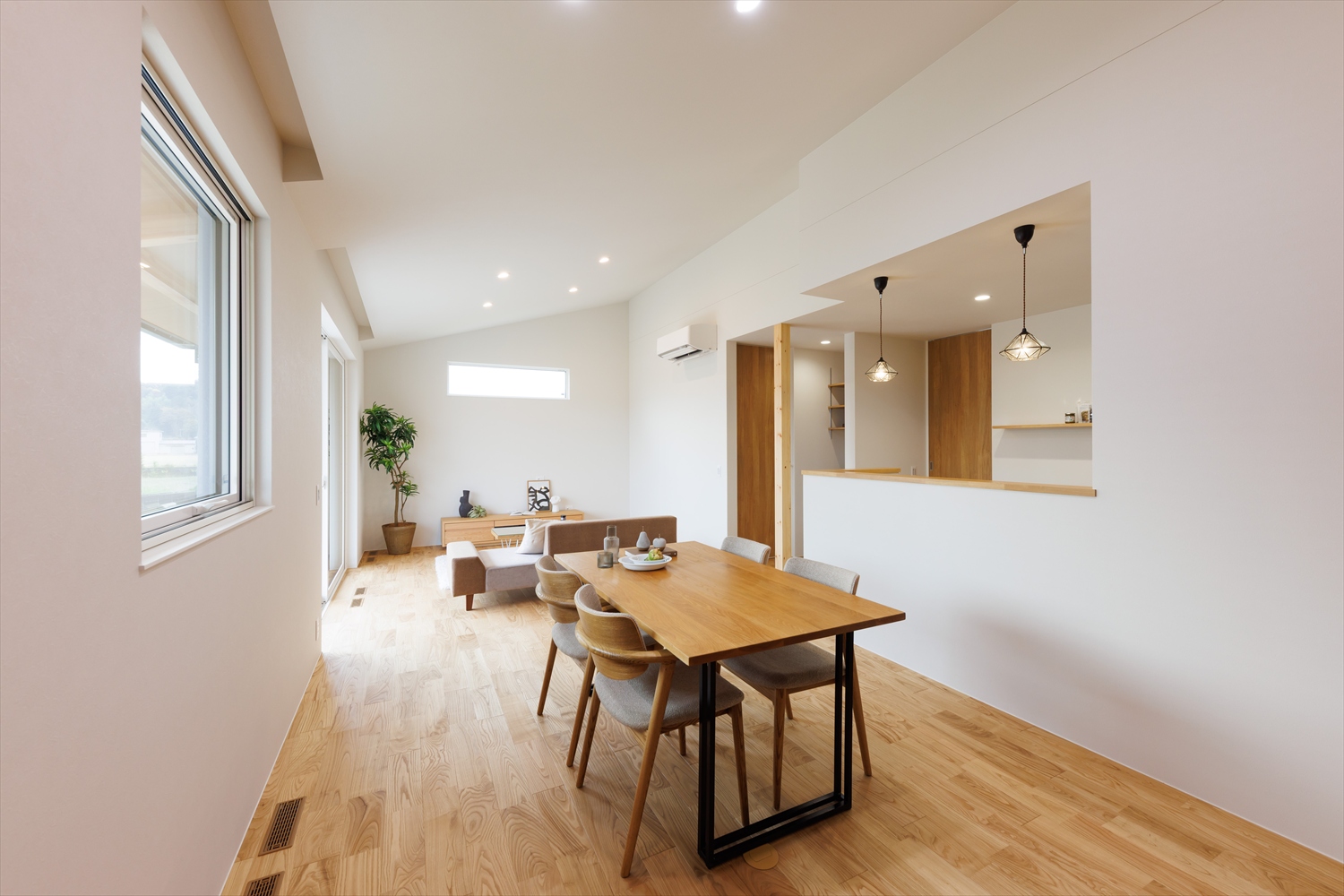 勾配天井と大窓で、開放感たっぷりの平屋の住まい｜福井県福井市注文住宅