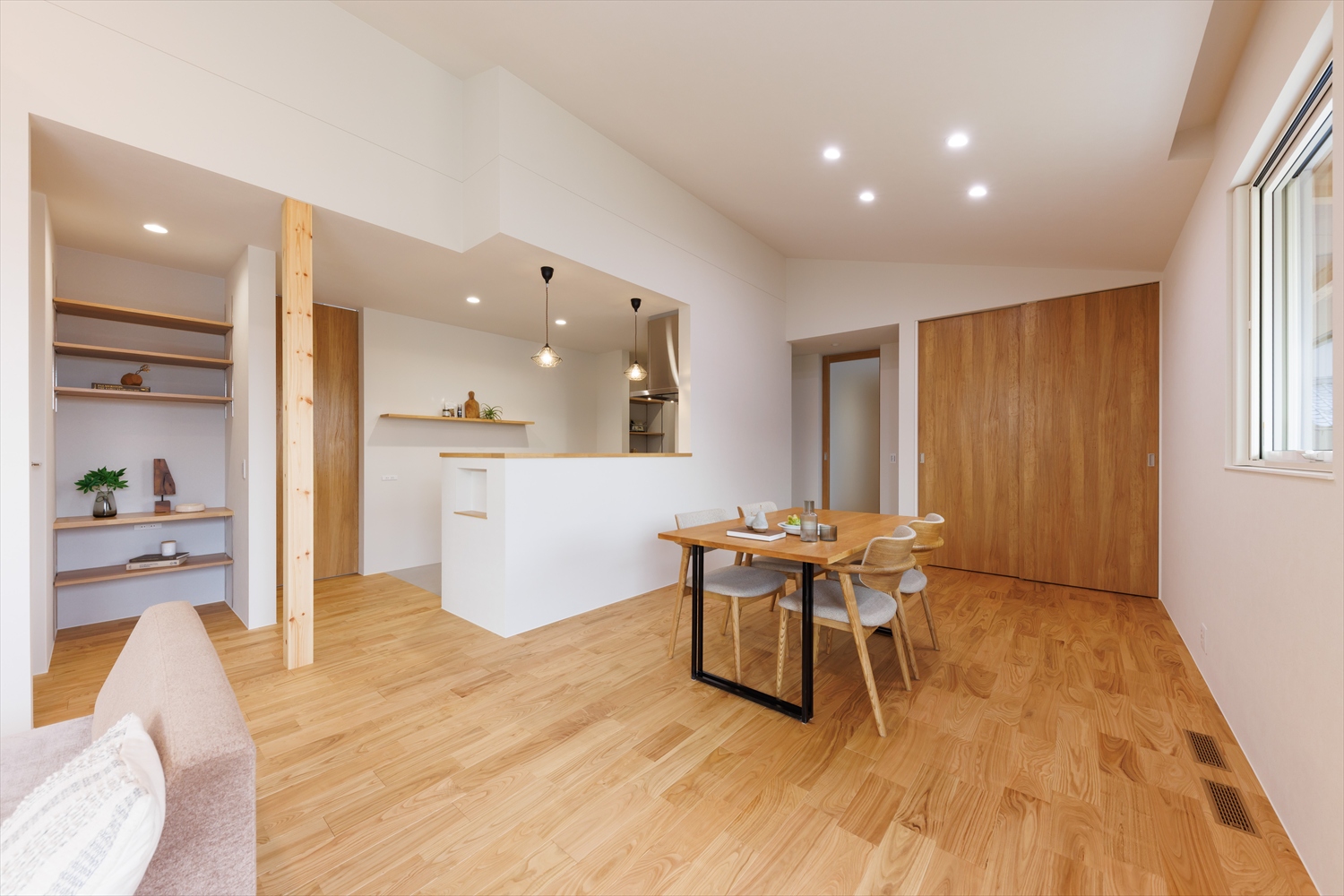 勾配天井と大窓で、開放感たっぷりの平屋の住まい｜福井県福井市注文住宅