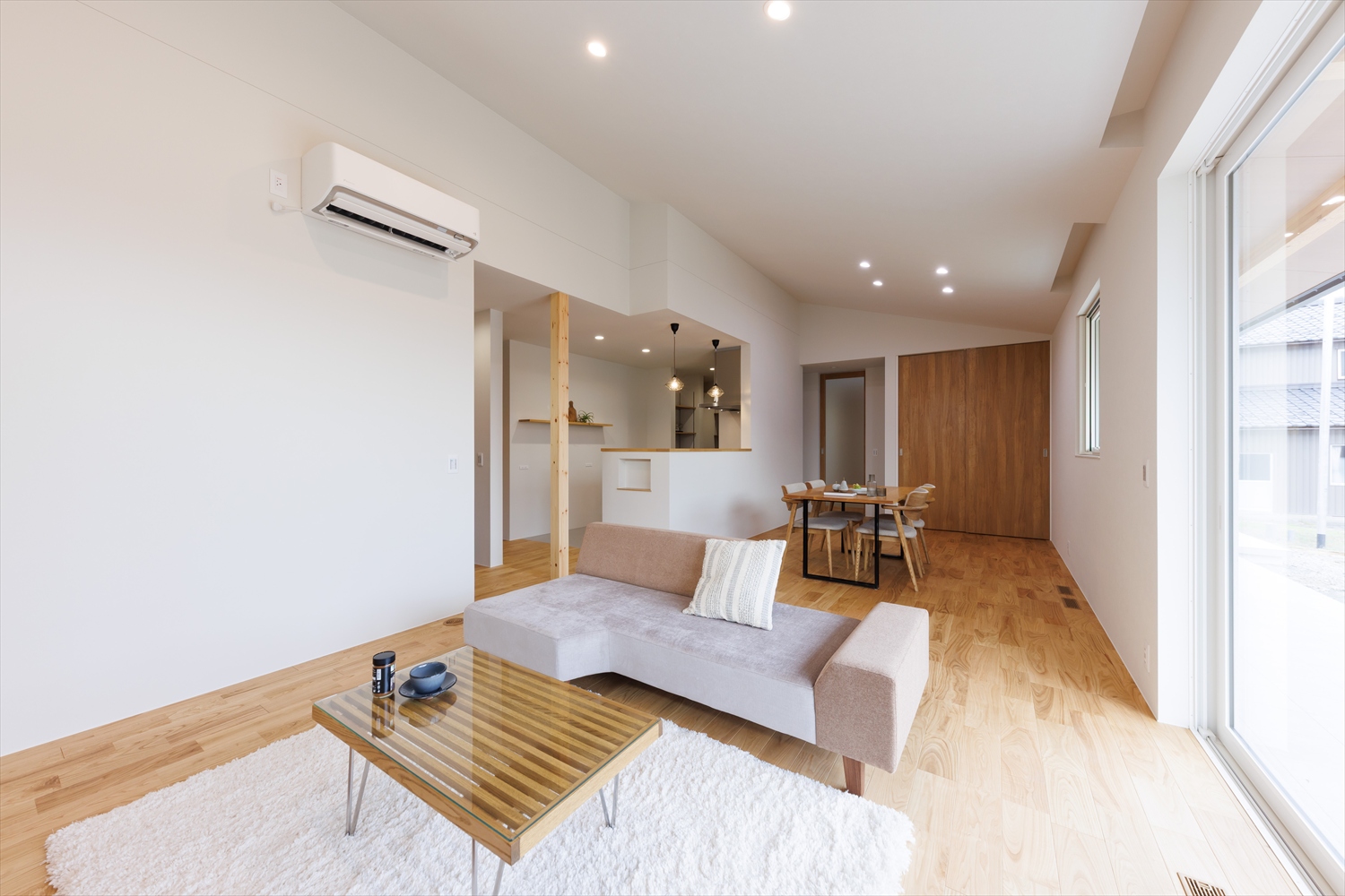 勾配天井と大窓で、開放感たっぷりの平屋の住まい｜福井県福井市注文住宅