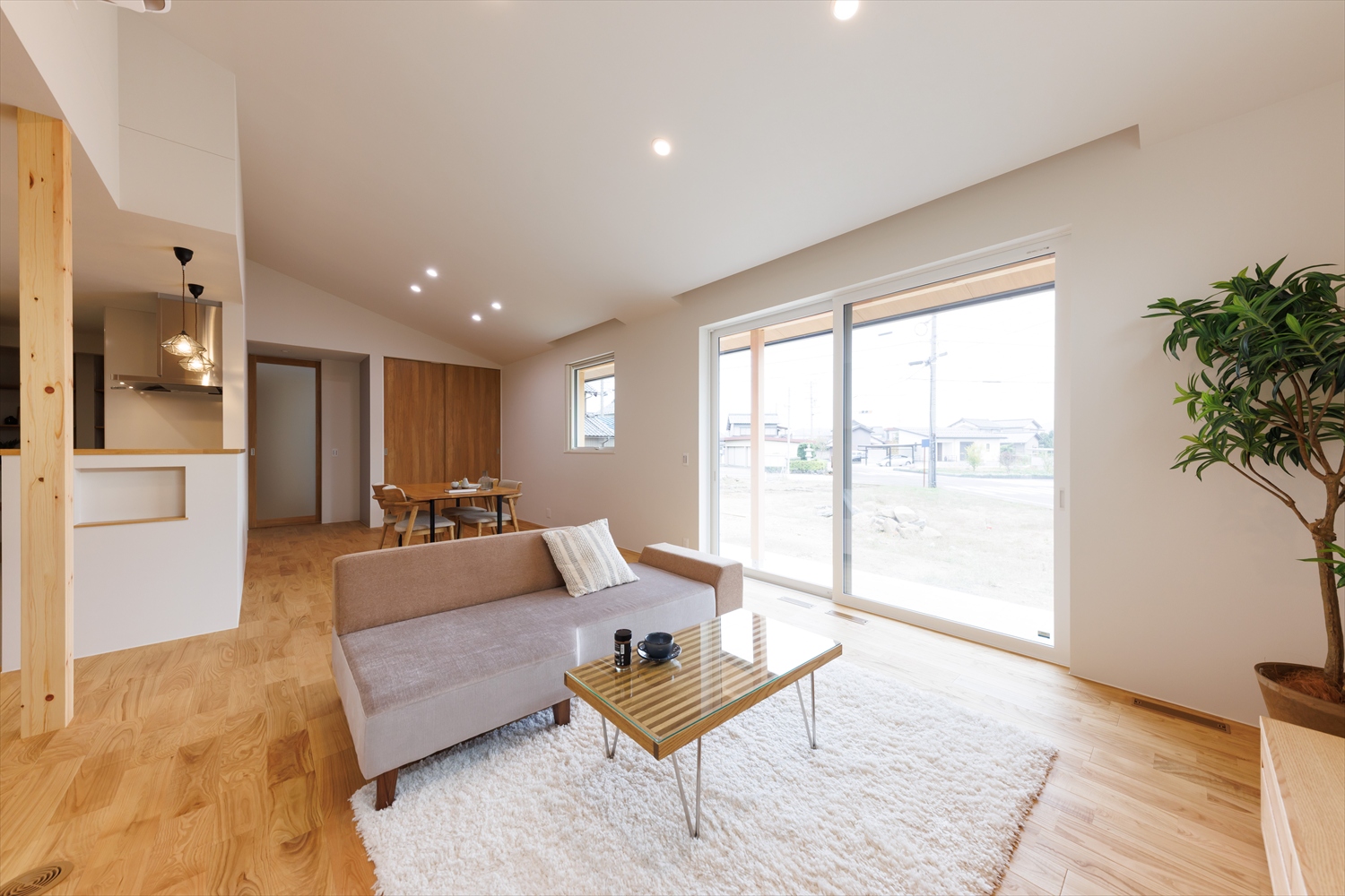 勾配天井と大窓で、開放感たっぷりの平屋の住まい｜福井県福井市注文住宅