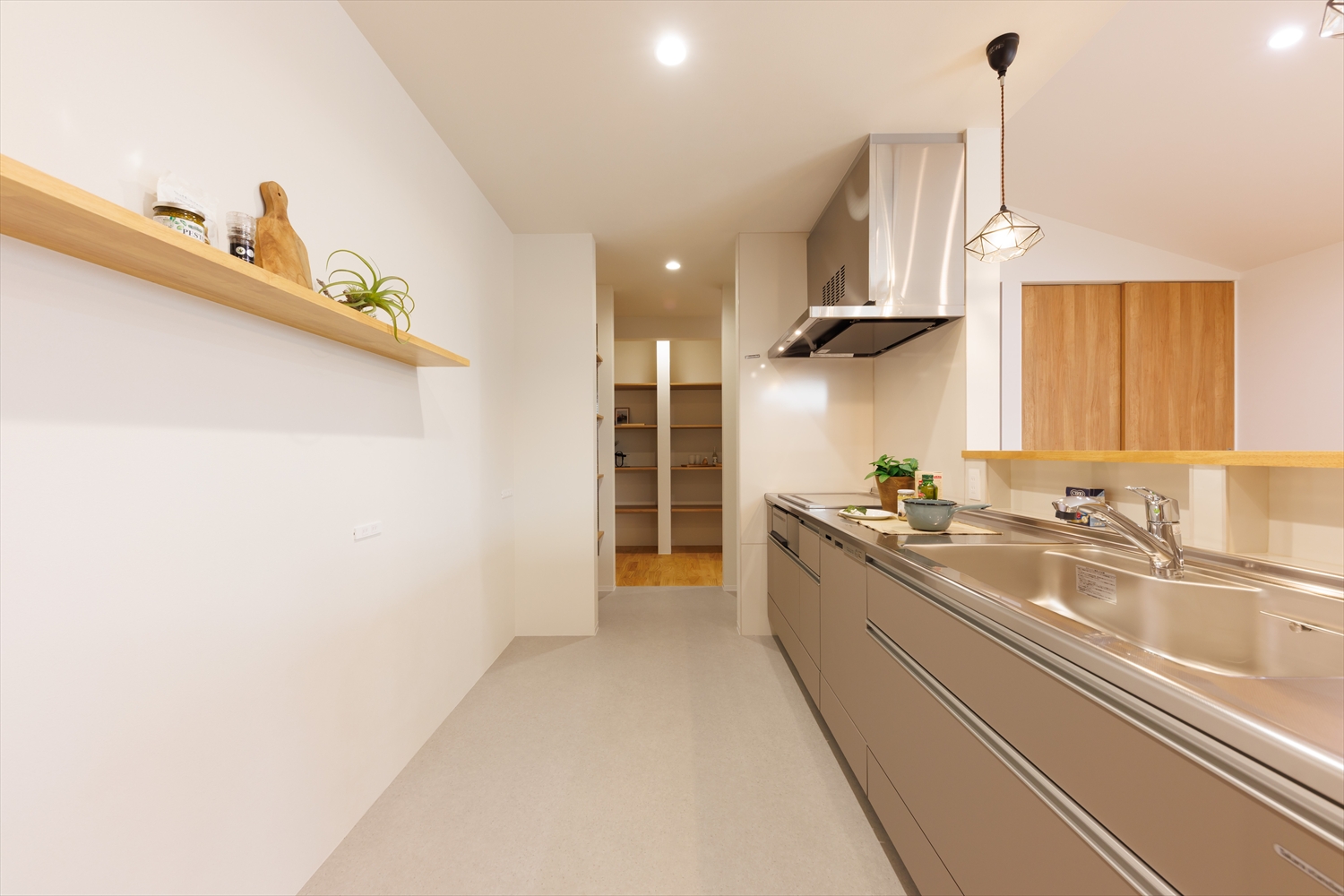 勾配天井と大窓で、開放感たっぷりの平屋の住まい｜福井県福井市注文住宅