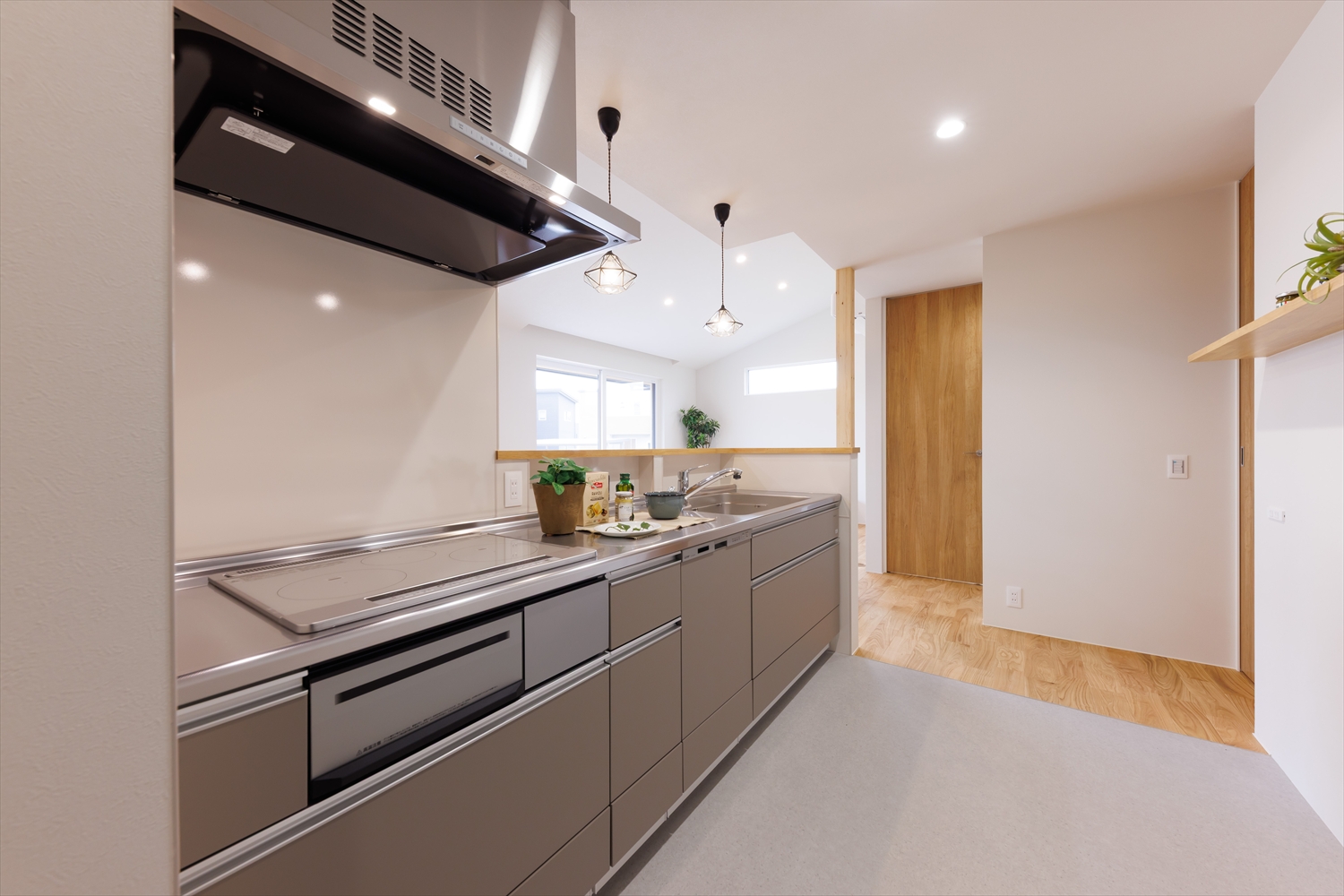 勾配天井と大窓で、開放感たっぷりの平屋の住まい｜福井県福井市注文住宅