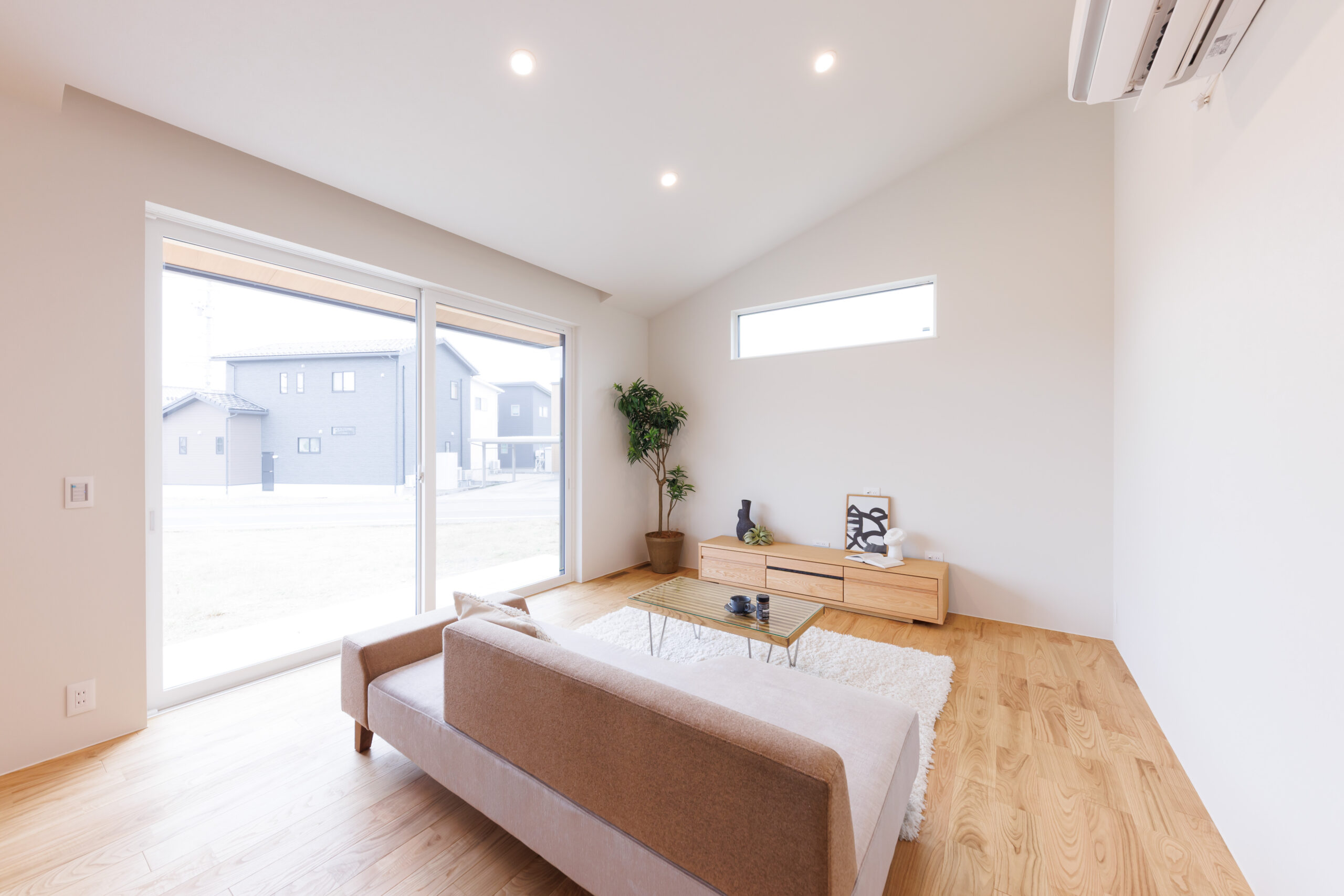 勾配天井と大窓で、開放感たっぷりの平屋の住まい｜福井県福井市注文住宅