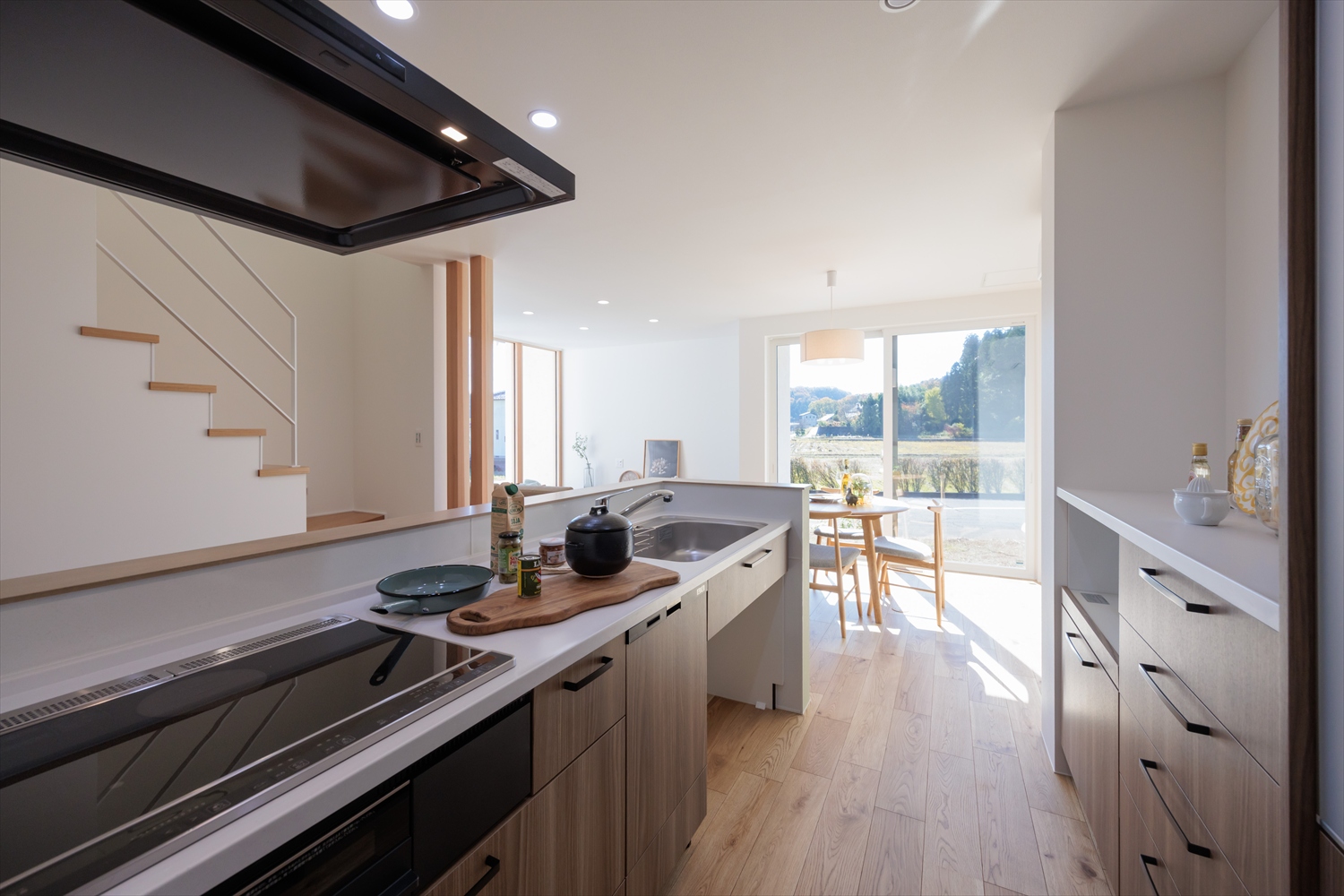 家族が集まる“陽だまりの小上がり”がある住まい｜福井県坂井市注文住宅