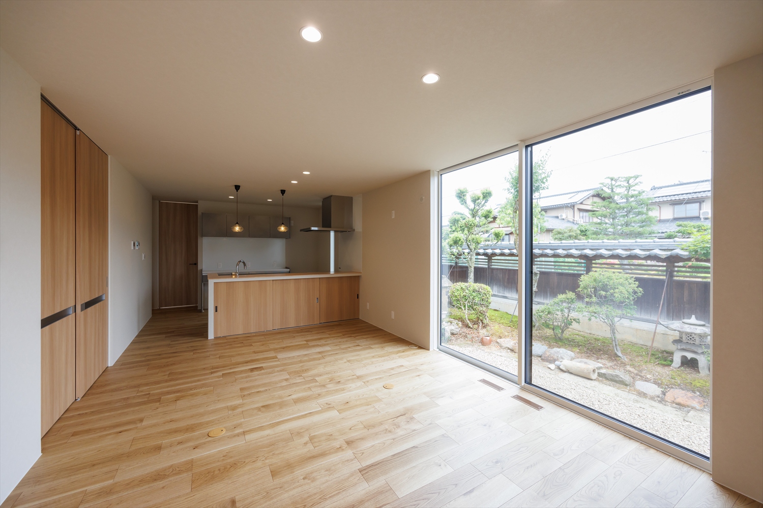 ほどよい距離でつながる、二世帯の和モダン住宅｜石川県金沢市注文住宅